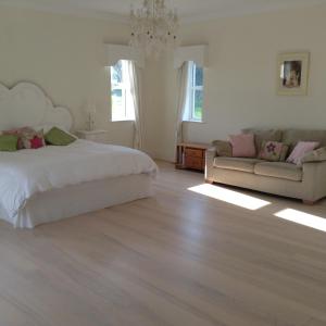 Rúm í herbergi á Deeside Manor