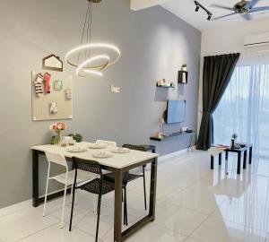 a dining room with a table and chairs at Beverly Puchong l 100M to IOI Mall in Puchong
