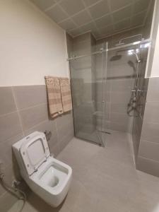 La salle de bains est pourvue d'une douche et de toilettes. dans l'établissement Alsam Real Estate Gust House, à Addis-Abeba