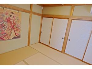 una stanza con pareti bianche e una grande finestra di Qiao No,105 - Vacation STAY 75661v a Hokota