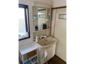 een badkamer met een wastafel en een spiegel bij HANAMIDORI Sugata Hotaru no Sato - Vacation STAY 16201 in Gujo