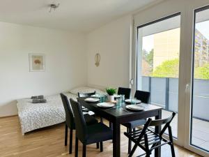 uma sala de jantar com uma mesa e cadeiras num quarto em Modern Premium Apartment with Balcony em Viena