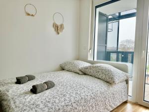 Un pat sau paturi într-o cameră la Modern Premium Apartment with Balcony