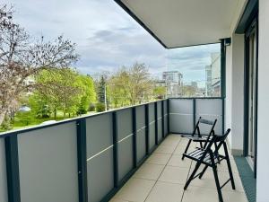 uma varanda com 2 cadeiras e vista para a cidade em Modern Premium Apartment with Balcony em Viena