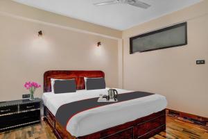 um quarto com uma cama grande num quarto em Collection O Panoramic Mega Homestay em Gangtok
