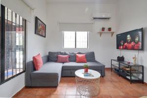 een woonkamer met een bank en een tafel bij Apartamento de un solo piso zona colonial in Santo Domingo