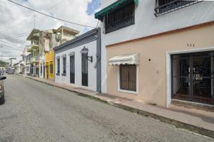 een lege straat in een stad met gebouwen bij Apartamento de un solo piso zona colonial in Santo Domingo