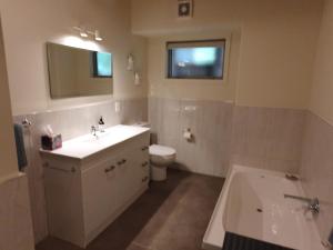 Bathroom sa Quiet. Comfy Oasis in Whangarei