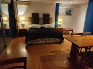 En eller flere senge i et værelse på Puerto Marina 1 + 69 billeder