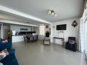 sala de estar con sofá y comedor en HOUSE WHITE VICHAYITO BEACH, en Vichayito