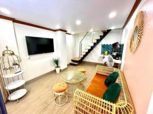 a living room with a couch and a tv at L’abri Retreat _ Venuestay in Tam Ðảo