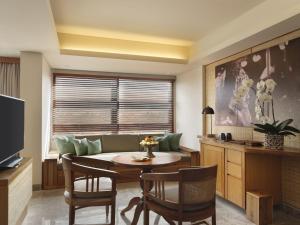 Amnaya Resort Nusa Dua的电视和/或娱乐中心