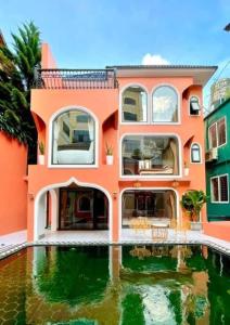 une maison avec un étang devant dans l'établissement L’abri Retreat _ Venuestay, à Tam Ðảo