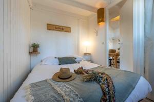 A bed or beds in a room at Slow Village Biscarrosse Lac