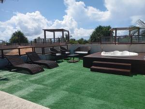皮帕Pipa beleza SPA Resort_Chalé Duplex/Jacuzzi的屋顶上带桌椅的天井 更多38张照片