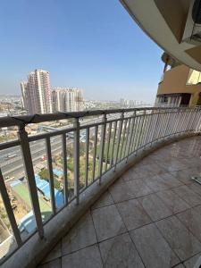 een balkon van een gebouw met uitzicht op de stad bij 3-BHK with pool & highway view. in Ghaziabad