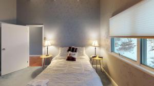 um quarto com uma cama com 2 candeeiros e uma janela em Silver Spring Chalet home em Pittsfield