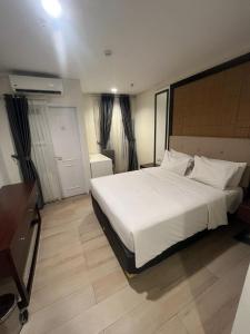 a bedroom with a large white bed in a room at Zia Sanno Menteng Residences- Jakarta in Jakarta
