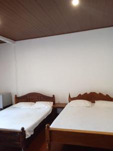 twee bedden naast elkaar in een kamer bij RS Holiday Residence in Ilukkumbura