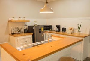 a kitchen with a sink and a refrigerator at Victoria´s House in Grecia