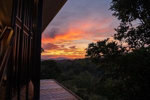 Blick auf den Sonnenuntergang von einem Fenster eines Hauses in der Unterkunft Victoria´s House in Grecia