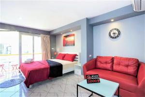uma sala de estar com uma cama e um sofá em Soi 7 Hua Hin - Ji Ya em Hua Hin