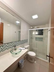 een badkamer met een wastafel, een toilet en een douche bij Casa Buzios resort in Búzios