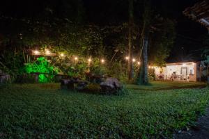 a garden at night with lights in the yard at Hostel e Camping Jardim da Mata in Chapada dos Guimarães