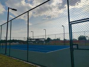 een tennisbaan met een net op een tennisbaan bij Homestay Ijan in Cyberjaya
