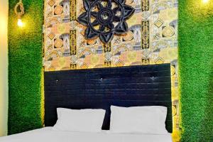Llit o llits en una habitació de SPOT ON Hotel Seema Inn