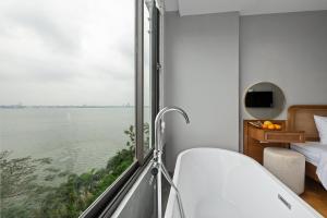 Výhled na řeku, která protéká v blízkosti hotelu + 34 fotografií