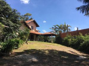 uma vista para uma casa a partir do pátio em Ninho da Águia; Espetáculo da natureza em Poços de Caldas