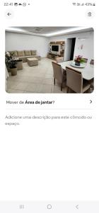 sala de estar con mesa y sillas en Quarto no Apartamento Neves, en Araxá