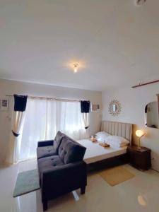 公主港的住宿－Palawan Paradise Condotel 7F，客厅配有沙发和1张床