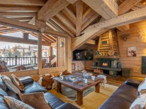 ヴァル・ディゼールにあるChalet de Standing avec Cheminée et Sauna, Proche du Centre de Val-d'Isère - FR-1-694-14のソファとテーブルのあるリビングルーム