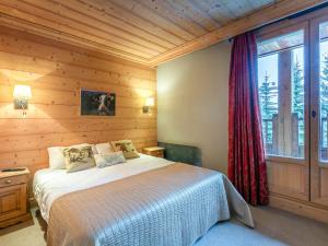 ヴァル・ディゼールにあるChalet de Standing avec Cheminée et Sauna, Proche du Centre de Val-d'Isère - FR-1-694-14のベッドと大きな窓のある寝室