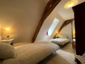Säng eller sängar i ett rum på Gîte Souvigny, 7 pièces, 12 personnes - FR-1-489-510