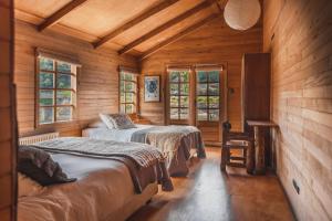 Postel nebo postele na pokoji v ubytování Palafito Hostel Chiloé