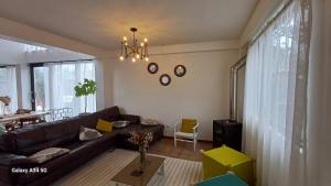 a living room with a black couch and a table at Andahuaylillas Quedate Aqui in Andalmailillas