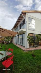 a house with a table and chairs in the yard at Andahuaylillas Quedate Aqui in Andalmailillas