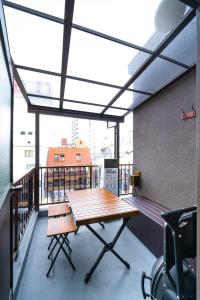 una mesa en el balcón de un edificio en Kobe Motomachi Roji Building - Vacation STAY 16197, en Kobe