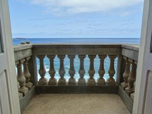 uma vista para o oceano a partir de uma varanda em Sol na Baia em Vila Nova Sintra