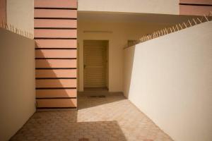 un pasillo vacío con una puerta y una escalera en Kadoued Furnished Apartment 2 Bedroom, en Ouagadougou