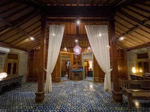 ein leeres Zimmer mit Vorhängen in einem Gebäude in der Unterkunft Pondok Pitaya Balian Hotel in Selemadeg