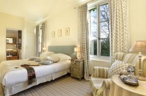 A bed or beds in a room at Auberge du Bon Laboureur Chenonceaux