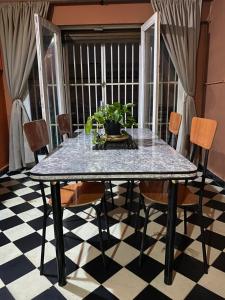 a dining room with a table and chairs at Downtown Room in Asunción
