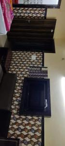 - une vue sur le dessus d'une chambre avec escalier dans l'établissement Vidya hotel, à Katra