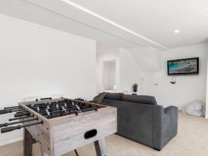 Μια τηλεόραση ή/και κέντρο ψυχαγωγίας στο Riviera Retreat - in the heart of the Mount