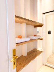 porta entreaberta com duas toalhas nas prateleiras num quarto em Villa Tala em Tua Pejat