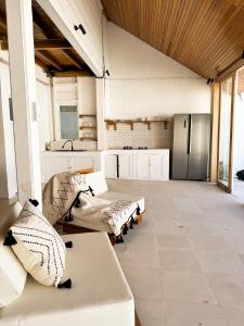 uma sala de estar com dois sofás e uma cozinha em Villa Tala em Tua Pejat